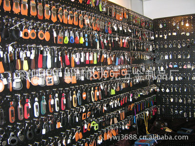 深圳市坪山新區方元五金制品廠 專業生產供應高檔皮具車標鑰匙扣，提供優質五金產品批發服務